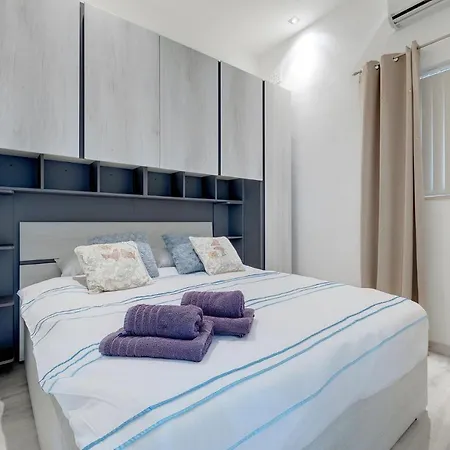 Stylish 1br Steps To The Promenade